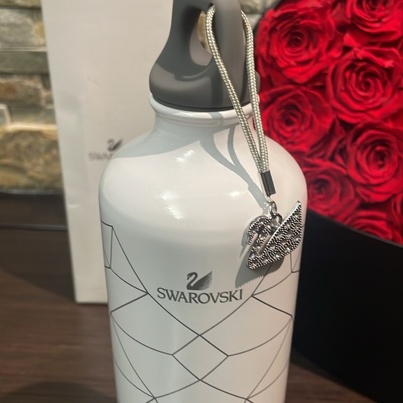 Swarovski Water bottle with Swarovski encrusted Swan charm - Picture 2 of 5